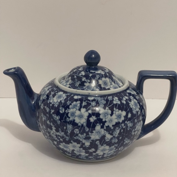 Vintage Chelsea Art Pottery Porcelain China Tea Pot Blue and White Floral Print - Picture 2 of 12